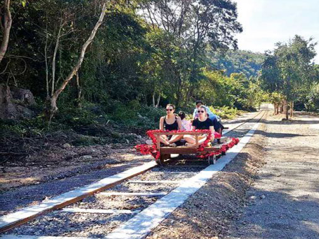 Bamboo train / Norry
