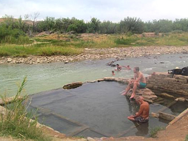Te Teuk Pus Hot Spring